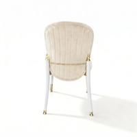 Silla de Banquete Moderna y Elegante con Respaldo Redondo, Tapizada en Terciopelo Beige, Patas de Metal Blanco y Detalles Dorados para Comedor de Lujo, Villas y Bodas