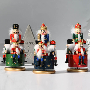 SW-285 Main <span class=keywords><strong>En</strong></span> <span class=keywords><strong>Bois</strong></span> <span class=keywords><strong>Casse</strong></span>-<span class=keywords><strong>Noisette</strong></span> De Noël Décorations Soldat Figure Wind Up Clockwork Boîte à Musique De Noël - Product Image 2