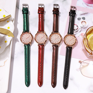 Reloj de Cuarzo para Mujer con Marcadores Digitales Grandes, Correa de Cuero Brillante, Estilo Elegante y Casual - Product Image 3