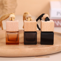 Bouteilles de parfum de voiture avec logo personnalisé en verre de forme carrée haut de gamme de 8ml avec couvercle en bois diffuseur de parfum suspendu pour huile essentielle