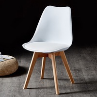 Vente en gros d'usine de chaises modernes en plastique tulipe chaise de bureau bon marché pieds en bois chaise de salle à manger nordique PP facile à installer pour le salon
