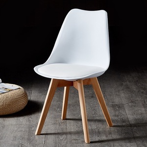 Sillas de plástico <span class=keywords><strong>tulip</strong></span>án modernas de fábrica al por mayor, patas de madera barata con <span class=keywords><strong>silla</strong></span> de oficina, <span class=keywords><strong>silla</strong></span> de comedor de PP nórdica de fácil instalación para sala de estar - Product Image 1