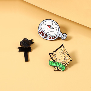 Broche de brújula de esmalte con diseño de mapa del tesoro 'WEST EAST EXPLORE the ROAD', para actividades al aire libre y camping, como insignia para solapa de bolso, regalo de joyería - Product Image 4