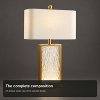Lampe de table moderne dorée avec panneau en verre texturé transparent et abat-jour en tissu crème pour chambre à coucher, chevet, salon, suite d'hôtel