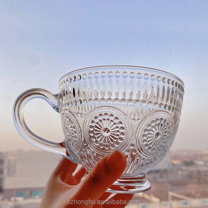 Tasses en verre gaufré moderne vintage écologiques transparentes avec poignée, empilables, personnalisables avec logo pour le petit-déjeuner, l'eau, la bière et les fêtes - Product Image 4