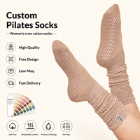 Chaussettes de yoga et de pilates pour femmes, personnalisables avec logo, en gros, de haute qualité, avec logo jacquard au bas et étiquette tricotée, modèle slouchy avec grip