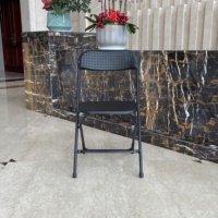 Chaises pliantes en acier et plastique de haute qualité, modernes, portables, durables, imperméables, pour mariages et événements, avec trous dans le dossier et l'assise