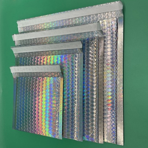 Bolsas de Embalaje de Papel de Aluminio Rosa Brillante Personalizadas de 6x10 4x8, Sobres Acolchados Iridiscentes para Envíos, Sobres de Burbuja Metálicos Holográficos - Product Image 6