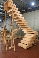 Escalier en bois flottant empilé pour villa, design avec garde-corps en verre