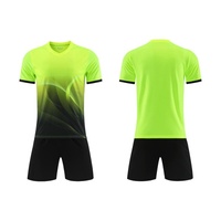 Uniforme de Fútbol Personalizado Verde Neón, Pantalones Cortos con Estampado por Transferencia de Calor, 100% Poliéster 220g, Secado Rápido, Venta al Por Mayor