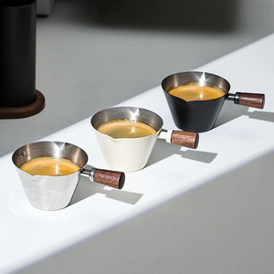 Taza medidora de acero inoxidable de 3.4oz con boquilla en forma de V y mango de madera para café expreso, latte y accesorios de barista - Product Image 4