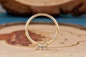 Bague en diamant à taille triangulaire, magnifique, élégante pour femme, design moderne avec pierre précieuse étincelante, parfaite pour les occasions spéciales - Product Image 2
