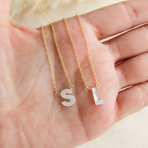 <span class=keywords><strong>Collier</strong></span> de lettres personnalisées de l'alphabet <span class=keywords><strong>Collier</strong></span> de lettres initiales en nacre <span class=keywords><strong>Collier</strong></span> de noms délicats - Product Image 2