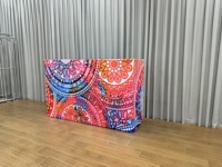 Soporte de Ropa Portátil Semicircular con Recubrimiento en Polvo Reciclable AL-P01 con Logotipo Personalizado OEM, Fácil de Montar, para Cabina de DJ en Bodas
