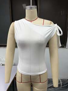 Completo sexy da donna a due pezzi: top corto monospalla tinta unita e pantaloncini stampati - Abbigliamento boutique da donna - Product Image 2