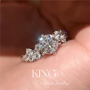 Anillo de Moissanita King Silver Jewelry, Anillo de Boda de Plata de Ley S925, Anillo Elegante y Moderno con Forma de Letra para Mujer - Product Image 5