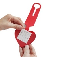 Fourniture en gros d'étiquettes à bagages en cuir Simple Heart avec logo personnalisé Étiquettes de passe de voyage PVC/plastique