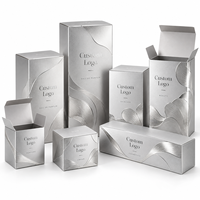 Boîte en papier pliable argentée métallisée personnalisée OEM avec logo en relief pour cosmétiques et parfums
