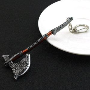 2024 juegos de moda <span class=keywords><strong>God</strong></span> <span class=keywords><strong>Of</strong></span> <span class=keywords><strong>War</strong></span> Kratos Shield Ice Axe llavero coche colgante llaveros para hombres fiesta regalo llaveros - Product Image 5