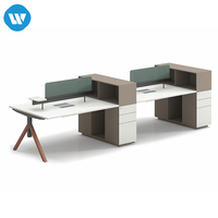 Bureau de travail modulaire créatif, design moderne, cadre en bois, panneaux divisés, poste de travail en espace ouvert, installation flexible, durable