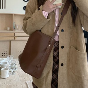 กระเป๋าถือสีน้ำตาลทรงถังสำหรับผู้หญิง ความจุเยอะ สายสะพายแม่เหล็ก สะพายไหล่หรือสะพายข้าง ใช้ได้ทุกวัน คอลเลคชั่นฤดูใบไม้ร่วง 2024 - Product Image 1