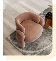 Fauteuil de salon au design minimaliste moderne et compact, avec accoudoirs incurvés et revêtement en velours, idéal pour les petits espaces