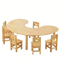 Crèche préscolaire Montessori en bois pour enfants avec des tables courbes attrayantes, idéales pour les salles de classe