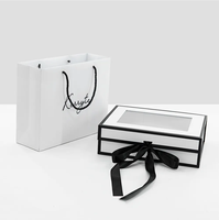 Boîte cadeau personnalisée de luxe blanche à rabat avec aimant, fermeture magnétique pliable avec ruban noir et revêtement UV pour chaussettes