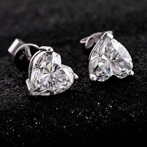 Boucles <span class=keywords><strong>d</strong></span>'oreilles clous en or blanc pour femme, serties de diamants de laboratoire taille cœur, 0,5-2 carats, certifiées IGI, bijoux fins personnalisés, vente en gros River Time - Product Image 2
