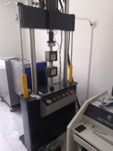 La máquina de prueba universal hidráulica para fatiga mide las propiedades físicas de materiales y productos con 1 año de garantía - Product Image 3