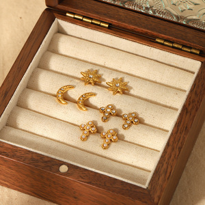 ต่างหูทองสไตล์ฝรั่งเศสย้อนยุคพร้อมไข่มุกครอสและดีไซน์รูปดาวสำหรับผู้หญิงของขวัญเครื่องประดับ - Product Image 1