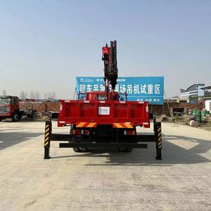 Camion grue d'ingénierie Sinotruk Howman, empattement 3900 mm, équipé d'une grue à bras pliant à 5 sections Hongchang Tianma de 6,3 tonnes - Product Image 4