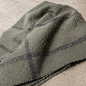 Foulard carré en voile jacquard uni Wafa, design encadré, toucher doux comme du coton, respectueux de la peau, toutes saisons, 110x110 cm - Product Image 2