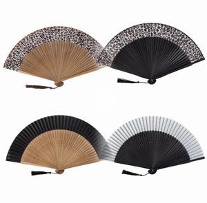 Prix direct usine Éventail pliant en bambou durable peint à la main en tissu de soie, style art populaire chinois, thème Amour, Saint-Valentin, Hunan - Product Image 5