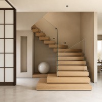 Escalier flottant empilé sur mesure avec structure en bois et marches en bois massif pour les intérieurs de villas haut de gamme