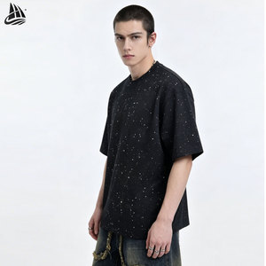 T-Shirt personalizzata con strass in polvere e Glitter cielo stellato nero da uomo - Product Image 1