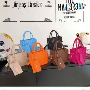Nouveau Sac à Main Tendance pour Femme, Léger et Durable, Texture Unique, Décontracté, Facile à Assortir, en Feutre de Polyester, Porté Épaule, Fermeture Ouverte - Product Image 3