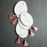 Invitations de mariage ovales personnalisées de luxe, cartes d'invitation gaufrées à l'or avec pompon pour une papeterie de mariage élégante