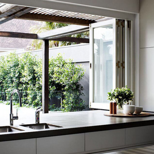 Ventana Plegable de Aluminio de Estilo Local Personalizada OUNA para Mercados Regionales, Marco con Recubrimiento en Polvo y Herrajes de Acero Inoxidable - Product Image 4