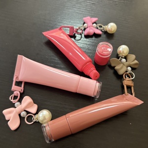 ISMAN Venta al por mayor Tubo de brillo labial exprimible de 15ml con orificio para llavero, envase vacío para esencia labial en tonos marrón y rosa, para colgante de lazo y cuentas - Product Image 1