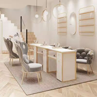 Station de manucure double moderne avec cadre doré, plateau blanc, tiroirs de rangement, mobilier de salon confortable, table à ongles