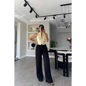 เสื้อครอปสีเบจสำหรับผู้หญิง แขนกุด คอเต่า ทรงเข้ารูป เสื้อกล้ามลำลอง - Product Image 4