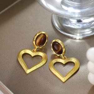 Pendientes de Aro con Forma de Corazón de Estilo Vintage Francés, con Imitación de Diamantes y Perlas, Aleación Chapada en Oro de 18K, para Fiesta, Lujo y Moda - Product Image 4