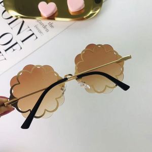 Gafas de Sol Infantiles de Moda, Lujosas y Lindas para Niños y Niñas, sin Montura, con Forma de Flor, 2020 - Product Image 4