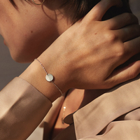Bracelet élégant EManco en acier inoxydable doré, style minimaliste, avec breloque disque texturé, pour femme, idéal pour les rendez-vous et le quotidien