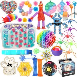 Mini jouets anti-stress à presser doux, porte-clés Mochi Station, jouet à presser moelleux en forme d'écureuil de Noël avec yeux - Product Image 4