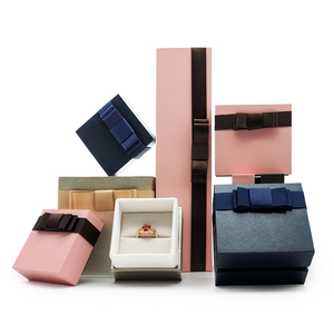 Boîte cadeau en papier fantaisie, forme carrée à coins arrondis, très tendance, avec logo personnalisé, mini boîte décorative de Noël. - Product Image 2