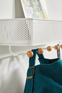 Современный настенный органайзер в скандинавском стиле для прихожей: металлическая сетчатая стальная полка с деревянными крючками - Product Image 3