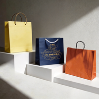 Sac en papier blanc de luxe sur mesure avec logo en relief, poignées découpées, poignée à patch, emballage pour cosmétiques et accessoires de mode