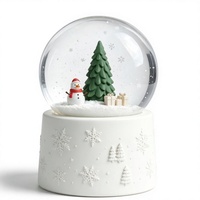 Personalisierte Weihnachts-Schneekugel mit Wasserkristallen Individuelles Feiertagsgeschenk OEM ODM Schreibtischdekoration